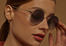 Charger l&#39;image dans la galerie, Lunettes de Soleil Femme Authentique GIGI BARCELONA modèle BALI  en métal Titanium Doré
