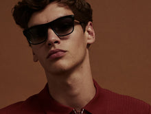 Charger l&#39;image dans la galerie, Lunettes de Soleil Homme Authentique GIGI BARCELONA modèle FLOYD en Acétate noir brillant et verres bleus dégradés.
