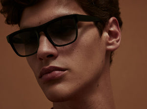 Lunettes de Soleil Homme Authentique GIGI BARCELONA modèle FLOYD en Acétate noir brillant et verres bleus dégradés.