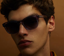 Charger l&#39;image dans la galerie, Lunettes de Soleil Homme Authentique GIGI BARCELONA modèle KIRK en Acétane Gris transparent et verres gris dégradés
