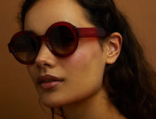 Charger l&#39;image dans la galerie, Lunettes de Soleil Femme Authentique GIGI BARCELONA modèle LAURA en Acétate bordeaux transparent et verres marrons dégradés
