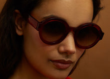 Charger l&#39;image dans la galerie, Lunettes de Soleil Femme Authentique GIGI BARCELONA modèle LAURA en Acétate bordeaux transparent et verres marrons dégradés
