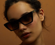 Charger l&#39;image dans la galerie, Lunettes de Soleil Femme Authentique GIGI BARCELONA modèle LILA  en Acétane  Tortoise sombré avec des verres degradé en marron
