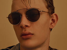 Charger l&#39;image dans la galerie, Lunettes de soleil unisexes Authentique GIGI Barcelona MIAMI en métal Titanium Métal doré mat, barre supérieure peinte à la main en noir mat, verres marron uni.
