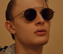 Charger l&#39;image dans la galerie, Lunettes de soleil unisexes Authentique GIGI Barcelona MIAMI en métal Titanium Métal doré mat, barre supérieure peinte à la main en noir mat, verres marron uni.
