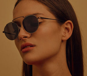 Lunettes de soleil unisexes Authentique GIGI Barcelona MIAMI en métal Métal gris foncé, barre supérieure peinte à la main en marron mat, verres bleus.