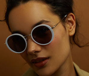 Lunettes de Soleil Femme Authentique GIGI BARCELONA modèle VENUS en Acétane et métal Doré brillant avec des cerceaux acétate en grus et des verrés dégradés en gris