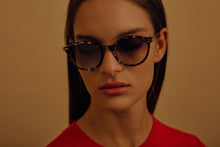 Charger l&#39;image dans la galerie, Lunettes de Soleil Femme Authentique Gigi Barcelona WILSON en Acétate Titane Acétate Havane marron avec branches jaunes et dorées translucides
