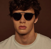 Charger l&#39;image dans la galerie, Lunettes de Soleil Homme Authentique Gigi Barcelona DISTRICT en Acétate Métal Acétate marron translucide, métal argenté, verres polarisés CR39 gris unis
