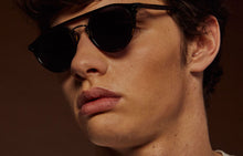 Charger l&#39;image dans la galerie, Lunettes de Soleil Homme Authentique Gigi Barcelona DISTRICT en Acétate Métal Acétate marron translucide, métal argenté, verres polarisés CR39 gris unis
