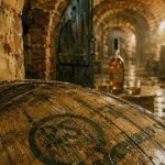 Whisky japonais Togouchi dans un tunnel à 14°C, cave à alambics