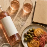 Bandol vin rosé : bouteille rosé, verre et olives sur table bois