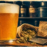 Meaning ipa beer : pinte d’IPA trouble, houblon, condensation sur verre