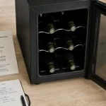 Mini cave a vin ouverte, bouteilles et réglages température