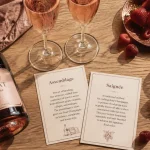 Champagne rosé assemblage ou saignée : bouteille rosé, flûtes et fruits