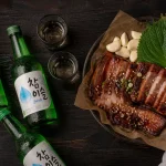 Soju alcool coréen 20% : bouteilles vertes et verres à shot
