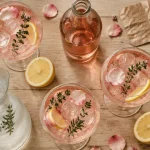 Roses gin avec tonic sec à la rose, sans masquer les arômes